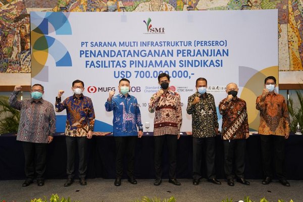 Left to Right: 1. Iwan Satawidinata-President Director, PT Bank CTBC Indonesia; 2. Harapman Kasan - Wholesale Banking Director, PT Bank UOB Indonesia; 3. Pancaran Affendi - Managing Director, Head of Global Corporate and Institutional - MUFG Bank Ltd. Jakarta Branch; 4. Edwin Syahruzad - CEO PT Sarana Multi Infrastruktur (Persero); 5. Donald Sianipar - Global Banking Head, Standard Chartered Bank Jakarta Branch; 6. Darwin Trisna Djajawinata – CFO PT Sarana Multi Infrastruktur (Persero); 7. Handojo Wibawanto S - Corporate Marketing Director, Bank of China (Hong Kong) Ltd.