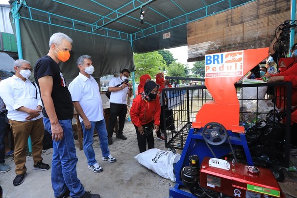 Central Java Governor, Ganjar Pranowo with President Director of Bank BRI, Sunarso visiting Kalisari River area on Sunday (25/10)