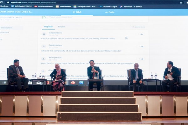 Panel discussion session From left En. Firdaus Bin Abd Wahab, Pn. Roziana Binti Omar, Datuk Sr Charlie Chia Lui Meng, Professor Datuk Dr. Nik Mohd Zain Bin Nik Yusof & Professor Dr Haji Ismail bin Haji Omar.