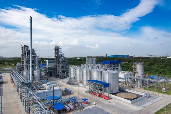 The plant built by Total Corbion PLA, a joint venture between French energy major Total and Dutch biochemical giant Corbion, in Rayong, in Thailand’s Eastern Economic Corridor, is using locally-grown cane sugar to manufacture annually 75,000 tonnes of polylactic acid, or PLA, a 100 percent renewable and biodegradable bioplastic that can be used to replace polystyrene and other oil-based polymers while having a 75 percent smaller carbon footprint.