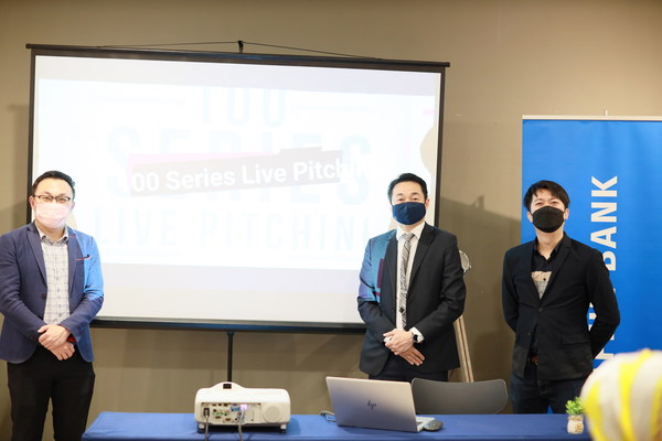 from left Mr. Alvin Soh, the founder of Brand 21 Asia and Organizer of 100 SERIES LIVE PITCHING. Mr. Andy Loke, Affin Bank Berhad, Mr. Kent Lee, Smuzcity Bhd