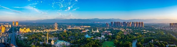 The snow mountain view is among the charms of Wenjiang district of Chengdu, capital of Southwest China’s Sichuan province. [Photo by Zhang Zhiqiang]