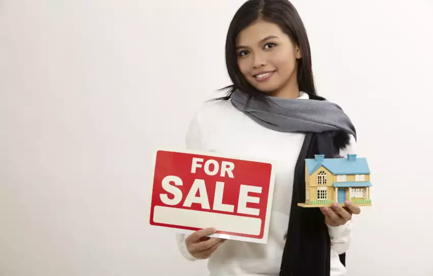 Real estate agent malaysia, real estate agent, property agent, property agent malaysia, Malaysian girl with house for sale