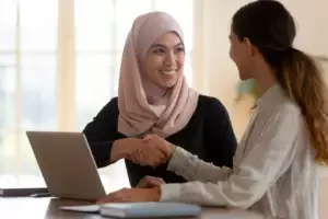 seorang ejen hartanah atau perunding hartanah membuat jualan hartanah